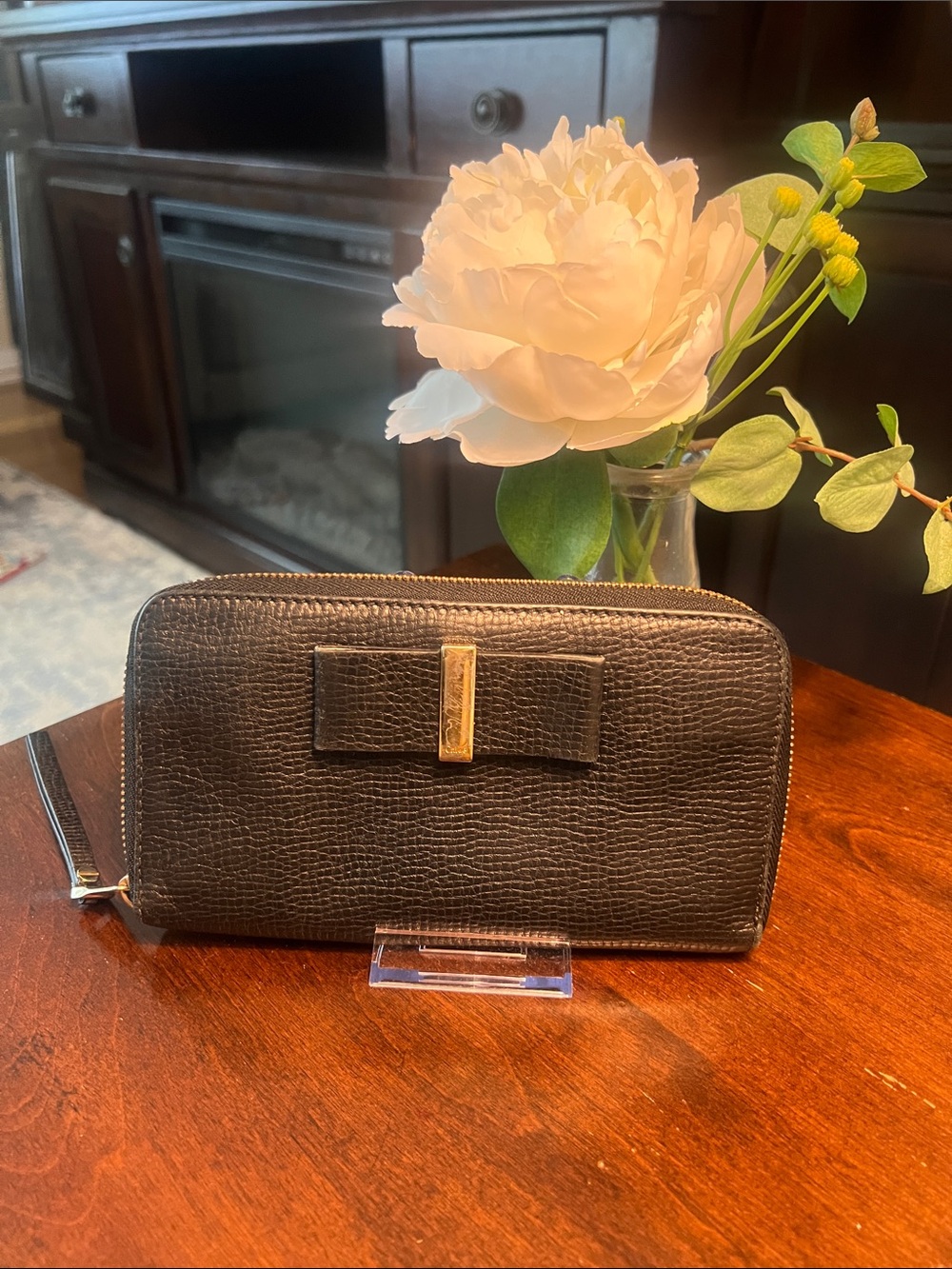 CHLOÉ authentic Black Leather Zip Wallet with Bow and Gold Hardware